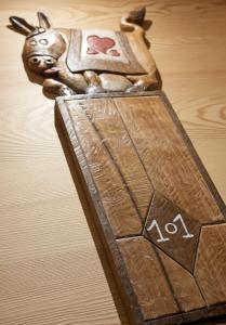 eine kleine Holzstatue eines Hundes auf dem Tisch in der Unterkunft Aux Pieds du Roi - Suite & Spa in Breuil-Cervinia
