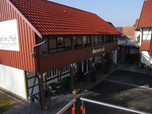 einen Blick über ein Gebäude mit roten Dächern in der Unterkunft Café im Hof in Streufdorf