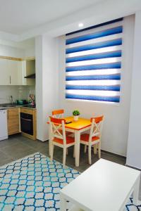 een keuken en eetkamer met een tafel en stoelen bij Modern Suites in Antalya