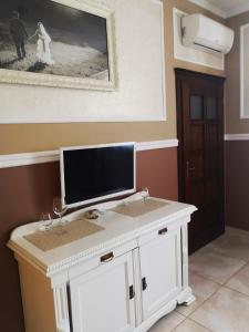 un escritorio blanco con TV encima en Pensjonat Sielec en Sosnowiec