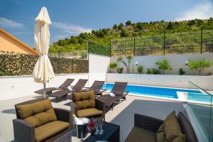 Bazén v ubytovaní Villa Somnium near Trogir, pool and gym alebo v jeho blízkosti