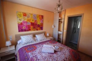 een slaapkamer met een groot bed en 2 handdoeken bij Bellavista Beach Apartment in Málaga