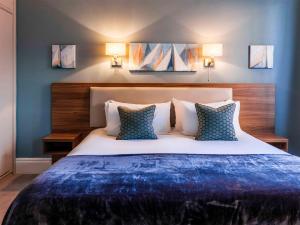 um quarto com uma cama grande e 2 almofadas em The White Lion Hotel em Aldeburgh