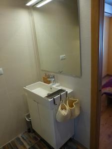 een badkamer met een wastafel en een spiegel bij Bellavista Beach Apartment in Málaga