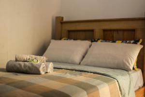 a bed with two towels on top of it at Pousada e Chalés Itamoara in São Thomé das Letras