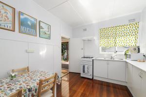 A kitchen or kitchenette at Herb's Hideaway, 11 Belmore Street