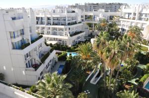 widok z góry na duży biały budynek w obiekcie Marbella House Penthouse w Marbelli