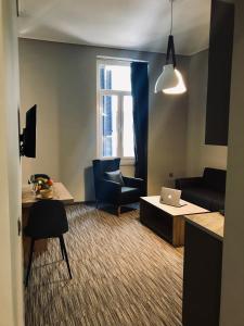 salon z kanapą i stołem w obiekcie Metis Athens Suites w Atenach