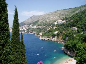 vistas a un río con árboles y a la playa en Guest Accommodation Sveti Jakov en Dubrovnik