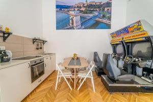 una cocina con una mesa y un camión de comida en Sega Rally Apartment, en Budapest