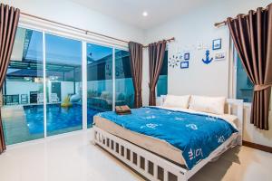 Katil atau katil-katil dalam bilik di Greenview Pool Villa Cha-am +146 gambar