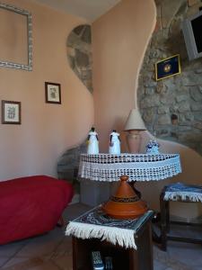 a living room with a table with a lamp at La Vecchia Quercia in Pergine Valdarno