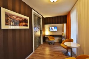 Televízia a/alebo spoločenská miestnosť v ubytovaní VIP Apartments
