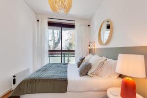 a bedroom with a large bed and a window at DA'HOME - Boavista Beautiful Apartment in Porto