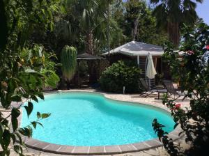 uma piscina com um pátio e uma casa em kazAnne em Pointe-Noire
