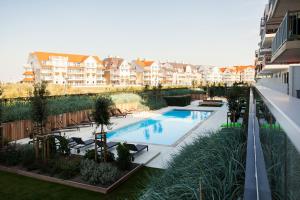 - une vue sur la piscine située dans un bâtiment dans l'établissement Carpe Diem, à Nieuport