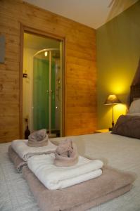 1 dormitorio con 2 toallas encima de la cama en Au Coeur d'Alsace Chambres d'hôtes en Kintzheim