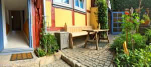 un banc à l'extérieur d'une maison avec une table dans l'établissement Ferienwohnungen Am Butterturm, à Bad Langensalza