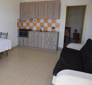 薩蘭達的住宿－Apartments Roxhela，客厅设有厨房和沙发。