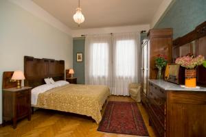 1 dormitorio con 1 cama, vestidor y 1 cama sidx sidx sidx sidx sidx sidx en B&B S.Marco, en Venecia