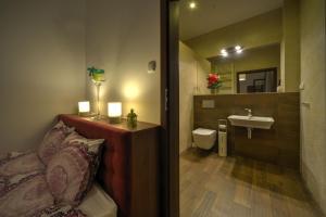 W łazience znajduje się łóżko, umywalka i lustro. w obiekcie Browar Miedzianka w mieście Miedzianka