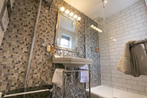 bagno con lavandino e specchio di Apartments at Number 82 a Norwich