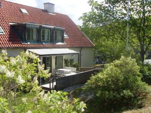 a house with a red roof with a porch at Fjällbacka Pensionat och Vandrarhem in Fjällbacka +33 photos
