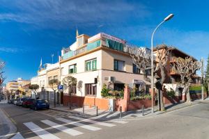 un edificio en la esquina de una calle de la ciudad en Fonda Chavarria, en Sant Joan Despí