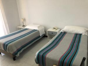 twee bedden naast elkaar in een kamer bij Hotel Lo Zodiaco in Oppido Lucano