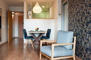 ein Esszimmer mit einem Tisch und 2 Stühlen in der Unterkunft AB Sagrada Familia Premium in Barcelona