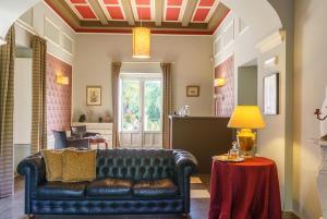 A seating area at Relais La Placa