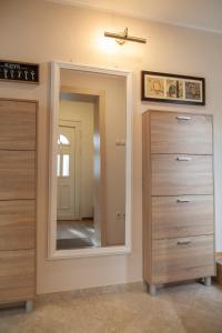 ein Schlafzimmer mit einem großen Spiegel und einer Kommode in der Unterkunft DC Executive Homes in Novi Sad