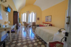 1 dormitorio con 1 cama y sala de estar en Palazzo Barba, en Gallipoli