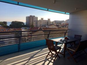 einen Tisch und Stühle auf einem Balkon mit Aussicht in der Unterkunft Appartamento Tiziano in Grado