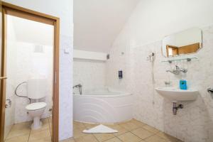 Koupelna v ubytování Hotel Laguna Slapy + 37 fotografií