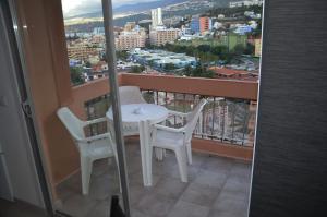 - Balcón con mesa y sillas y vistas a la ciudad en SunShine Studio, en Puerto de la Cruz