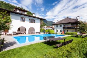 una imagen de una villa con piscina en Pension Rebgut, en Lana