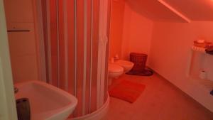uma casa de banho com uma banheira, um WC e um lavatório. em B&b La Camelia em Santeramo in Colle