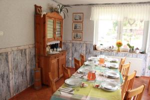 een eetkamer met een tafel met borden en gerechten erop bij Pojezierze Drawskie Agroturystyka Greanna in Ostrowice