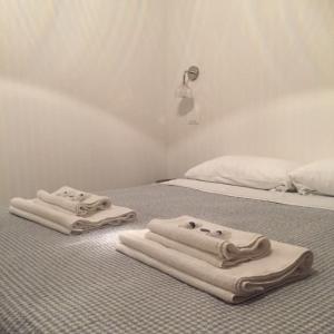 two towels sitting on top of two beds at Camere Nicolina 2 in Vernazza