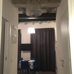 une salle à manger avec une table et des chaises bleues dans l'établissement Camere Nicolina 2, à Vernazza