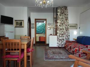 sala de estar con mesa y sofá en Appartamenti da Ermanno en Bonassola