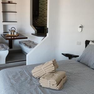 a bedroom with a bed with towels on it at Studio Gio - Paraiso del Sur in Playa Paraiso