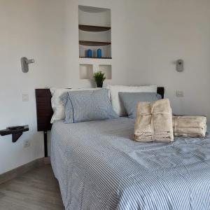 een bed met twee kussens in een slaapkamer bij Studio Gio - Paraiso del Sur in Playa Paraiso