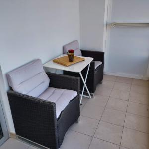 een tafel en stoelen met een tafel en een tafel en een tafel bij Studio Gio - Paraiso del Sur in Playa Paraiso
