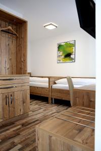 Habitación con 2 camas y una pintura en la pared. en City Rooms Wels - contactless check-in, en Wels
