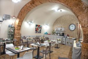 Reštaurácia alebo iné gastronomické zariadenie v ubytovaní Bed & Breakfasts Conte Perollo