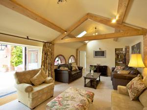 a living room with couches and a living room with at The Hamlet in Cromer