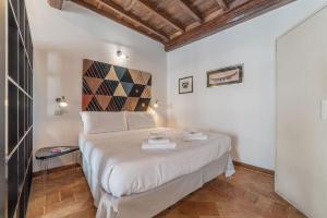 ローマにあるBlack White - FromHometoRomeのベッドルーム1室(白い大型ベッド1台付)