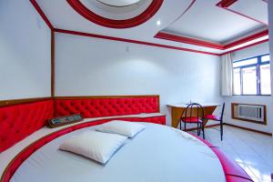 1 dormitorio con 1 cama grande y cabecero rojo en MOTEL LIBIDUS - Foz do Iguaçu, en Foz do Iguaçu